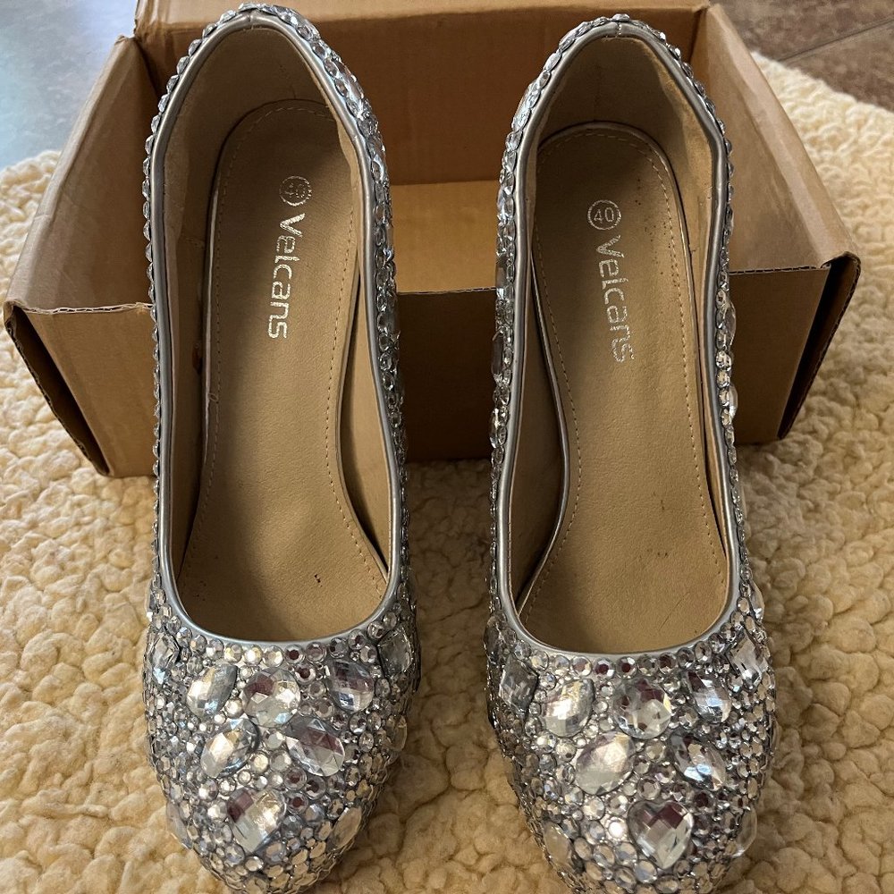 Gem heels with platform and a reddish bottom. These shine like a mirror!